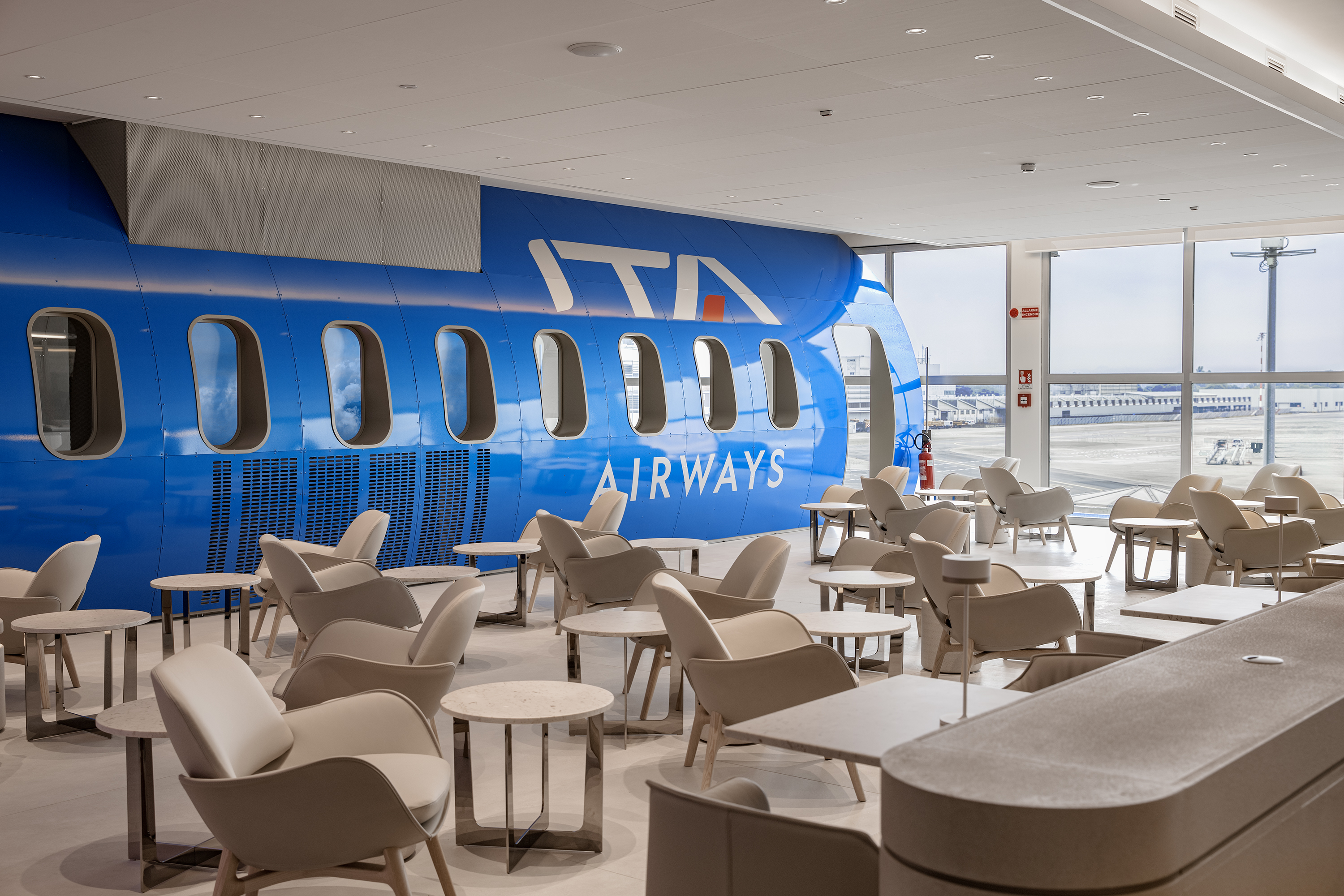 Runway Lounge ITA Airways: the journey begins with iGuzzini light 