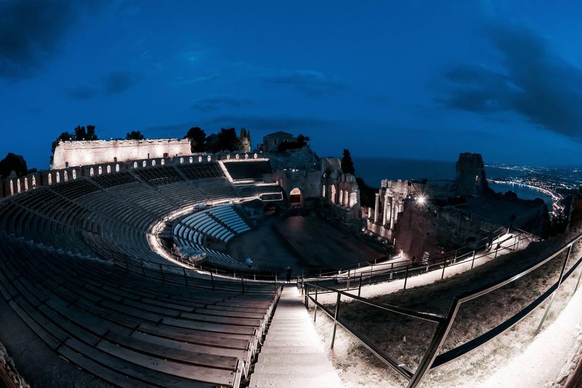 iGuzzini lights up history at the ancient theatre of Taormina