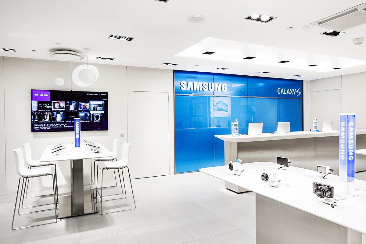 Samsung store. Офис самсунг 2020. Магазин самсунг. Интерьер сервисного центра. Серверный центр самсунг.